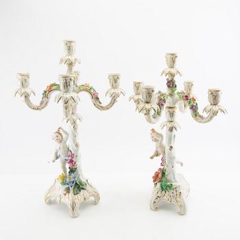 Kandelabrar ett par Rokoko-stil Dresden Tyskland porslin 1900-talets mitt.