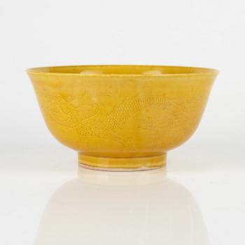 A Chinese yellow 'dragon' bowl, 20th century.