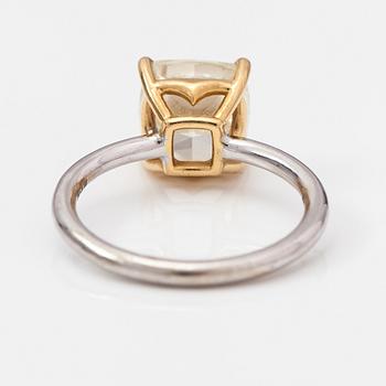 An 18K gold ring with a ca. 3.18 ct cushion cut diamond according to GIA certificate.