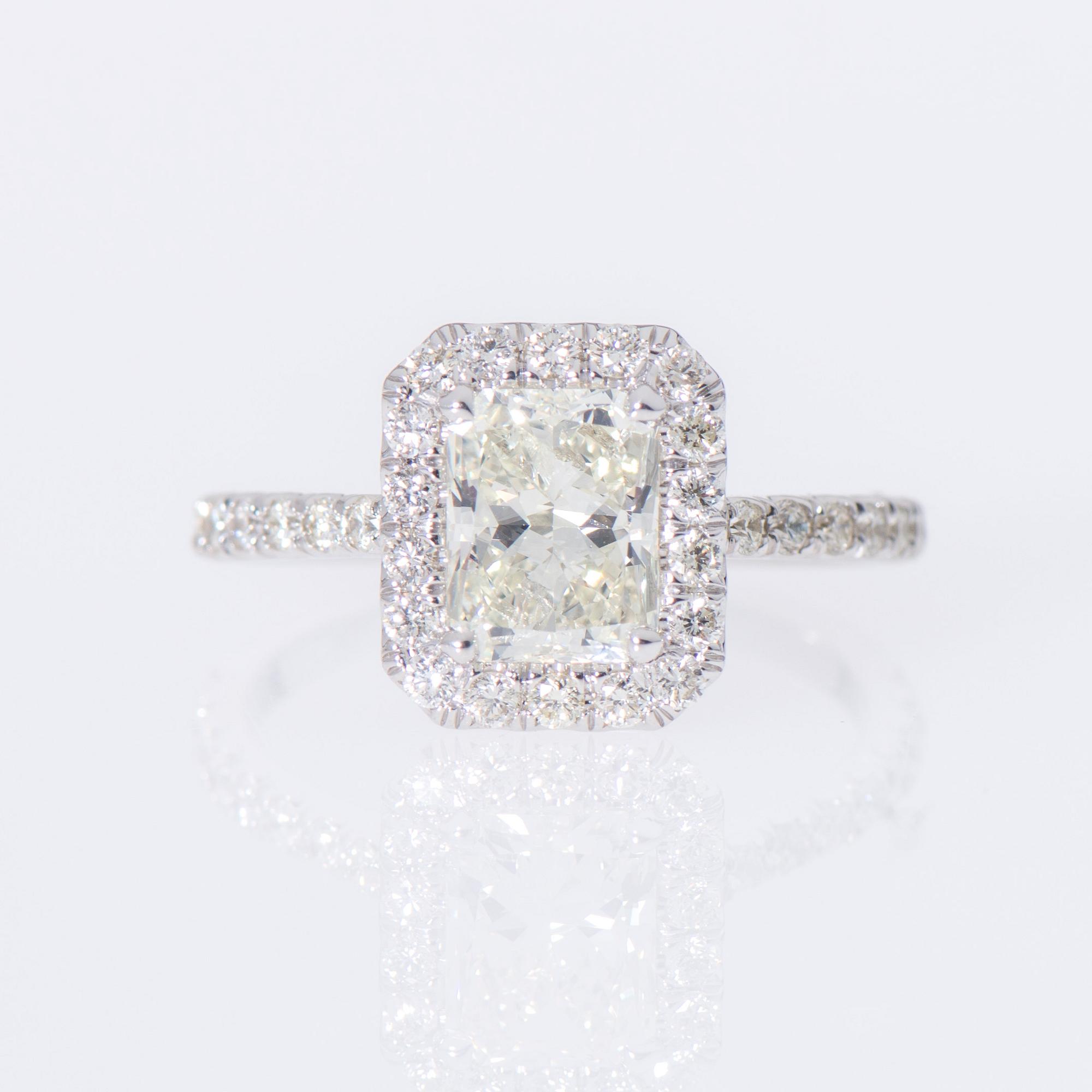RING, 18K vitguld, radiantslipad diamant ca 1,30 ct, sidostenar totalt ca 0,54 ct.