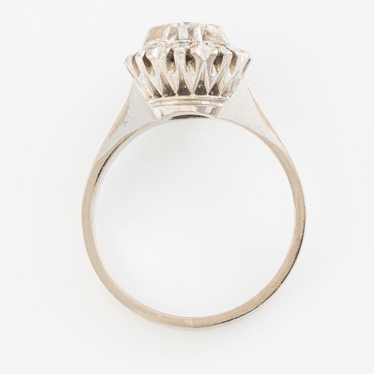 Ring, 18K white gold, camée model, set with brilliant-cut diamonds totalling 0.48 ct according to the inscription.