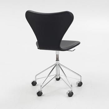 Arne Jacobsen, skrivbordsstol, "Sjuan", Fritz Hansen, Danmark, daterad 2017.