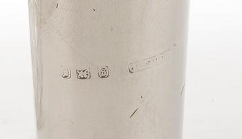 KARAFFER, 2 st, silver och glas, England London, troligen sent 1800-tal.