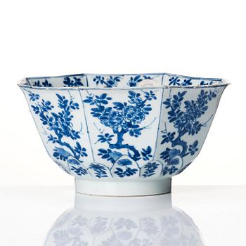 A blue and white octagonal bowl, Qing dynasty, Kangxi (1662-1722).
