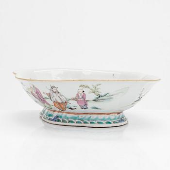 A Chinese porcelain bowl, late Qing dynasty,