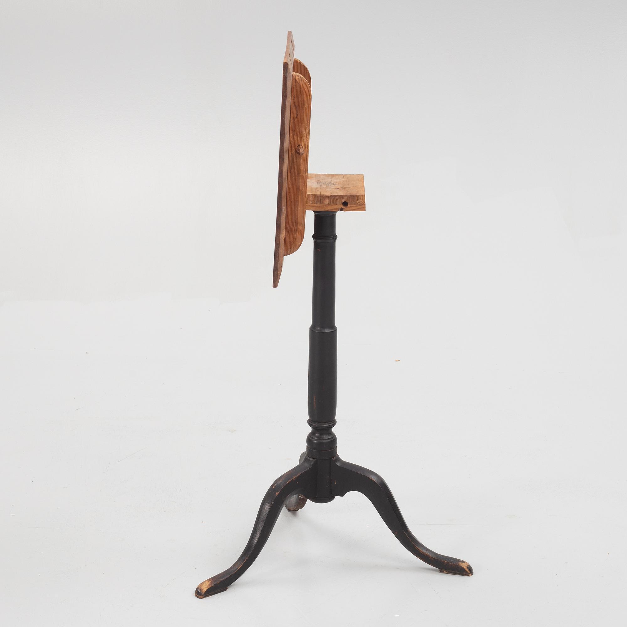 A mahogany tilt-top table by L. W. Lundelius (master in Stockholm 1818-57).