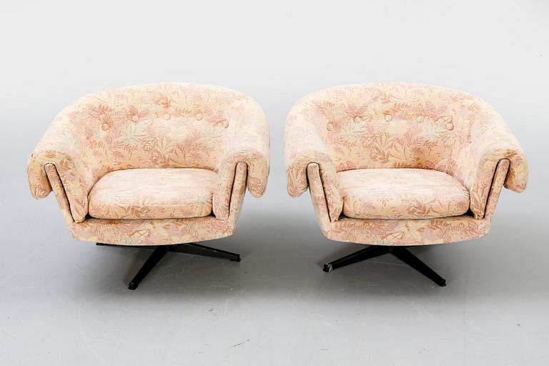 A pair of 1960/70s swivel chairs.