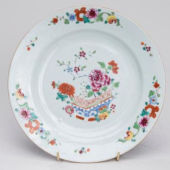 TALLRIKAR, 13 ST, porslin, Kina, Qianlong 1736-1795.