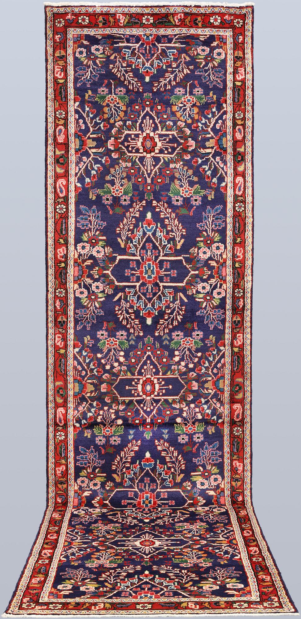 A Hamadan runner, approx. 405 x 108 cm.
