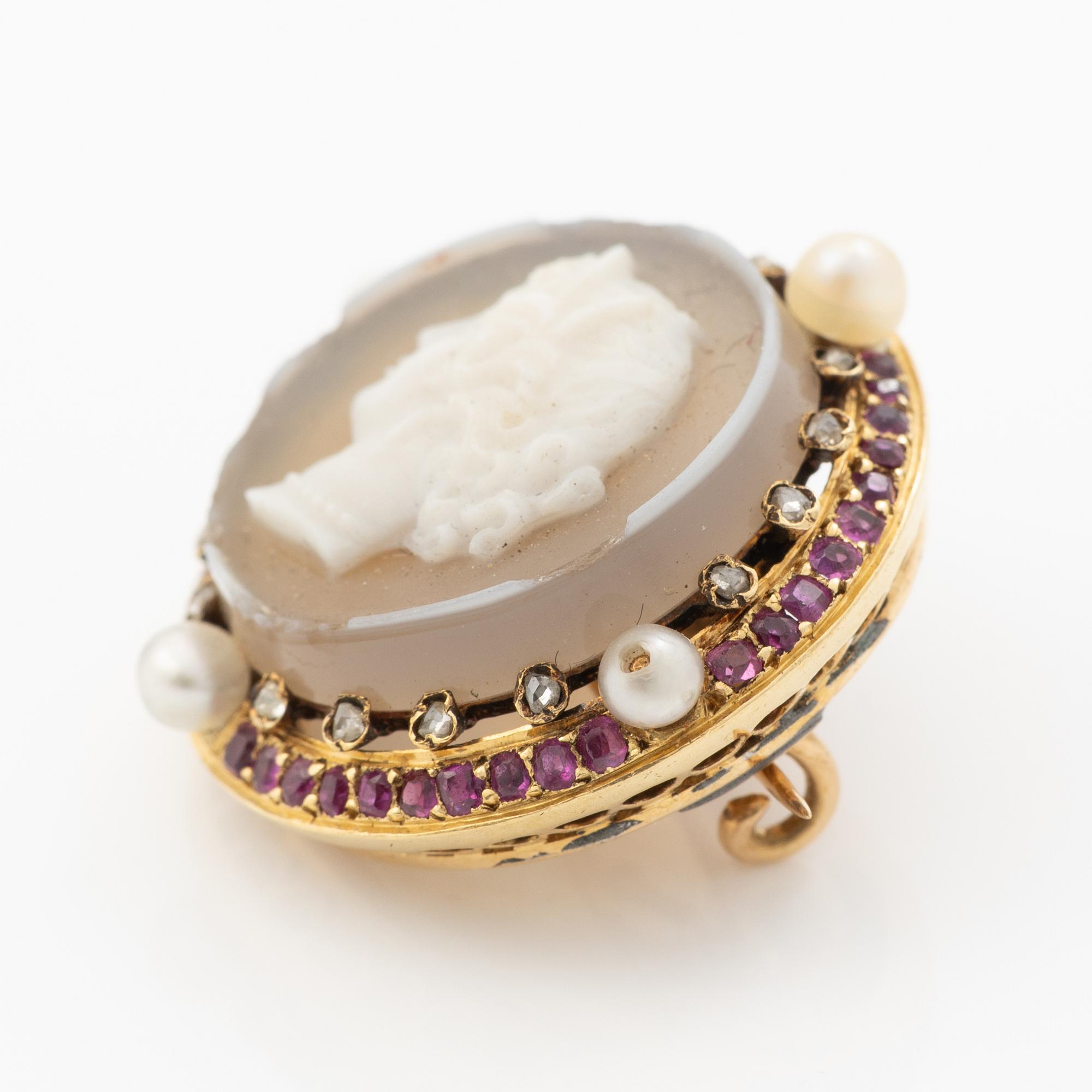 18K gold brooch with intaglio cameo, rubies, pearls and rose-cut diamonds.