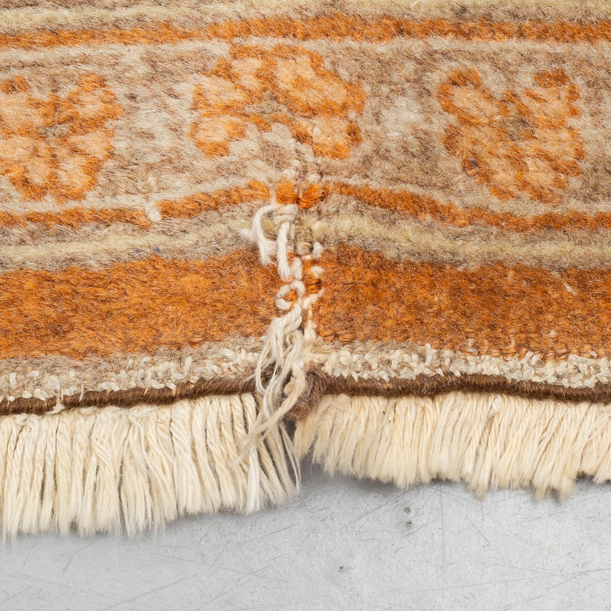 MATTO, an antique Tabriz, ca 338,5 x 210,5-222,5 cm.