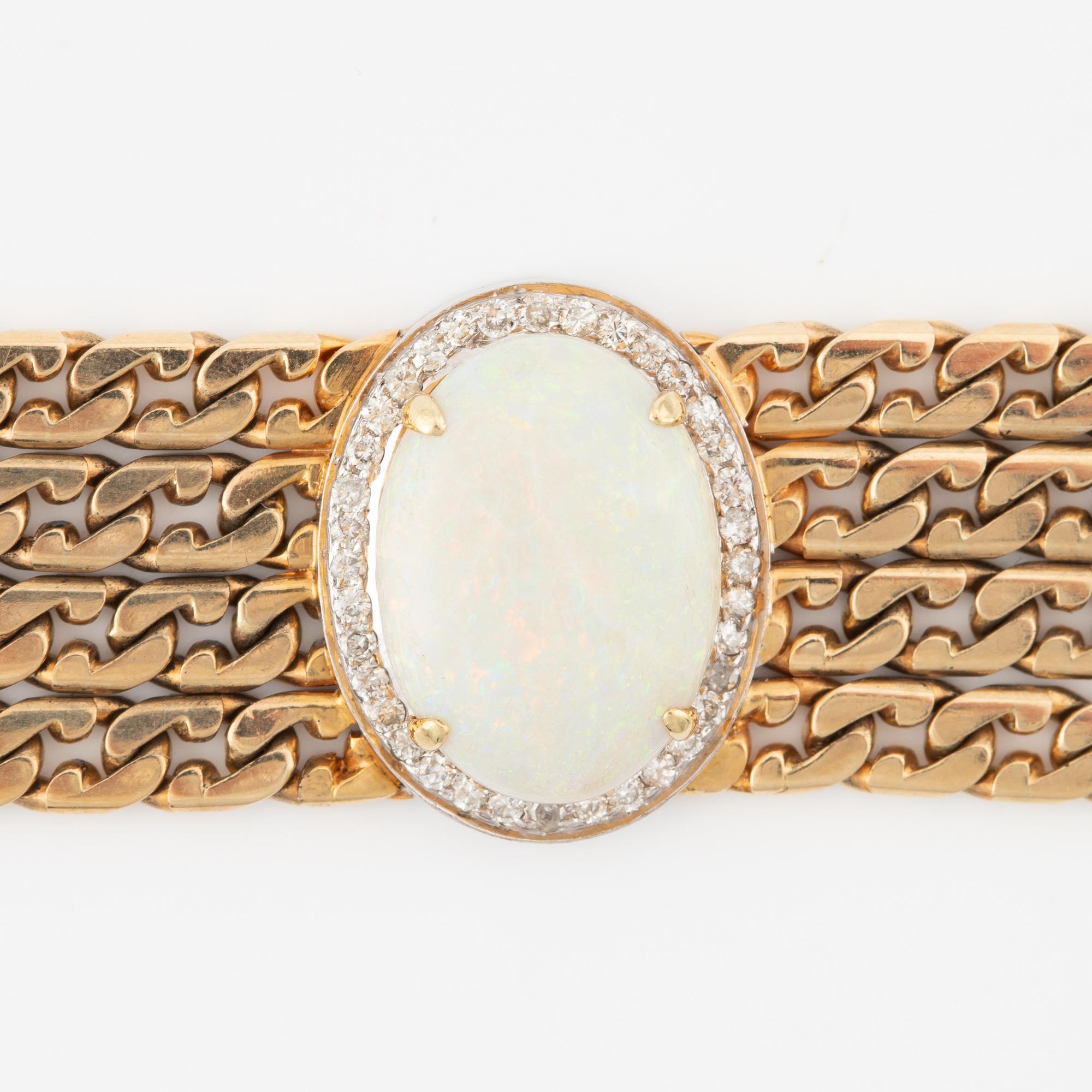 Necklace 14K gold with an opal and round brilliant-cut diamonds.