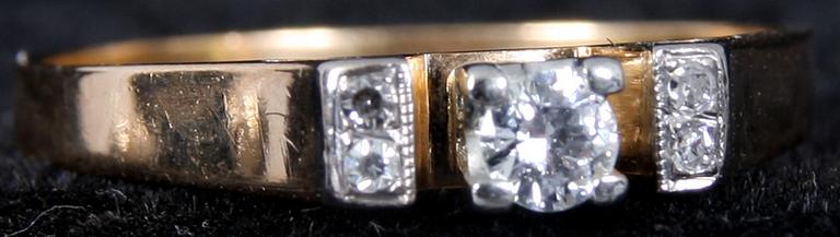 RING, 18K guld samt 3 briljantslipade diamanter. Tot vikt 3 gram.
