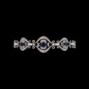 ARMLÄNK, 18k vitguld med 3 st fasettslipade safirer samt små diamanter. Vikt ca 17 gram.