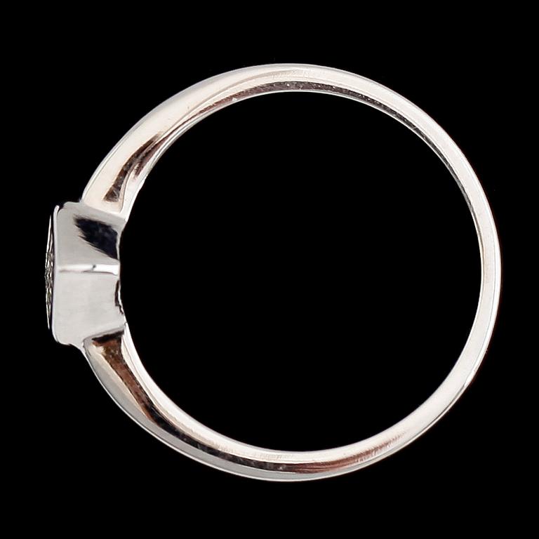 RING, 8 k vitguld med fyra små diamanter. Total vikt ca 3 gram.