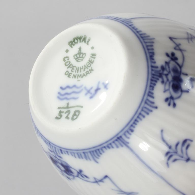 KAFFESERVIS, 23 delar, porslin, "Musselmalet", Royal Copenhagen, 1900-talets andra hälft.