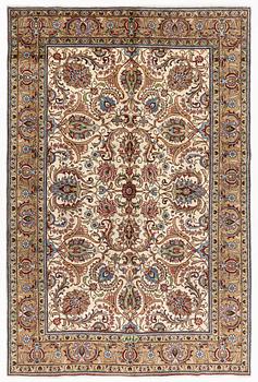 A Tabriz carpet, 309 x 205 cm.