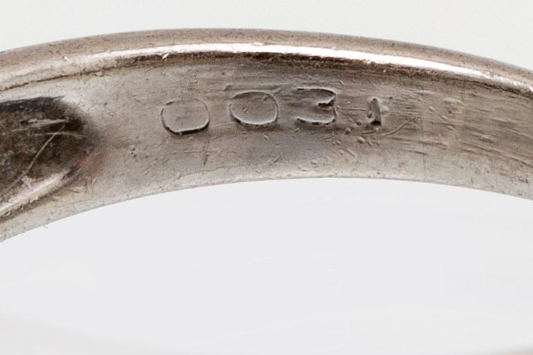 Ring 18K vitguld, 1 princesslipad diamant 0,31 ct och briljanter 0,50 ct ingraverat, storlek 16/50
¨.