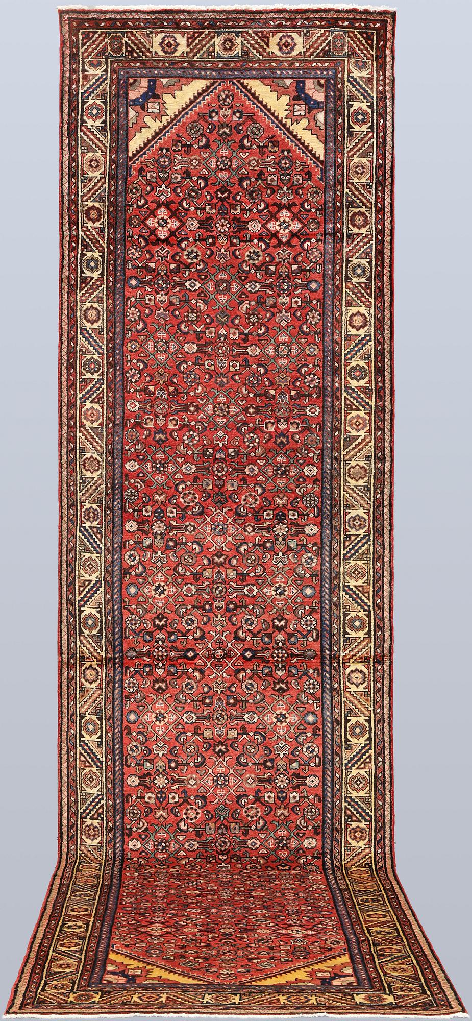 A Hamadan runner, approx. 453 x 120 cm.