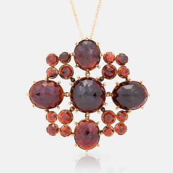 1036. A faceted garnet pendant with chain.