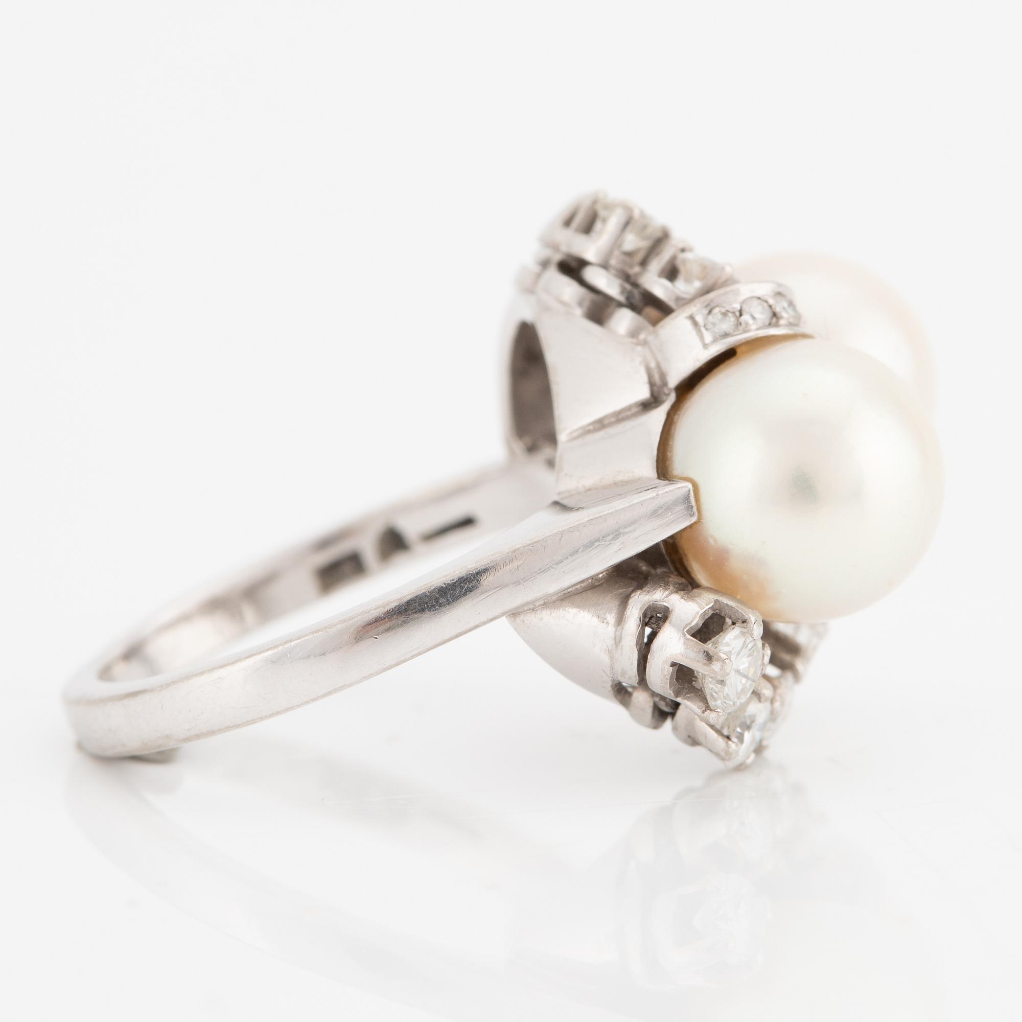 Ring, cocktail ring, 18K white gold with two cultured pearls and brilliant-cut diamonds.