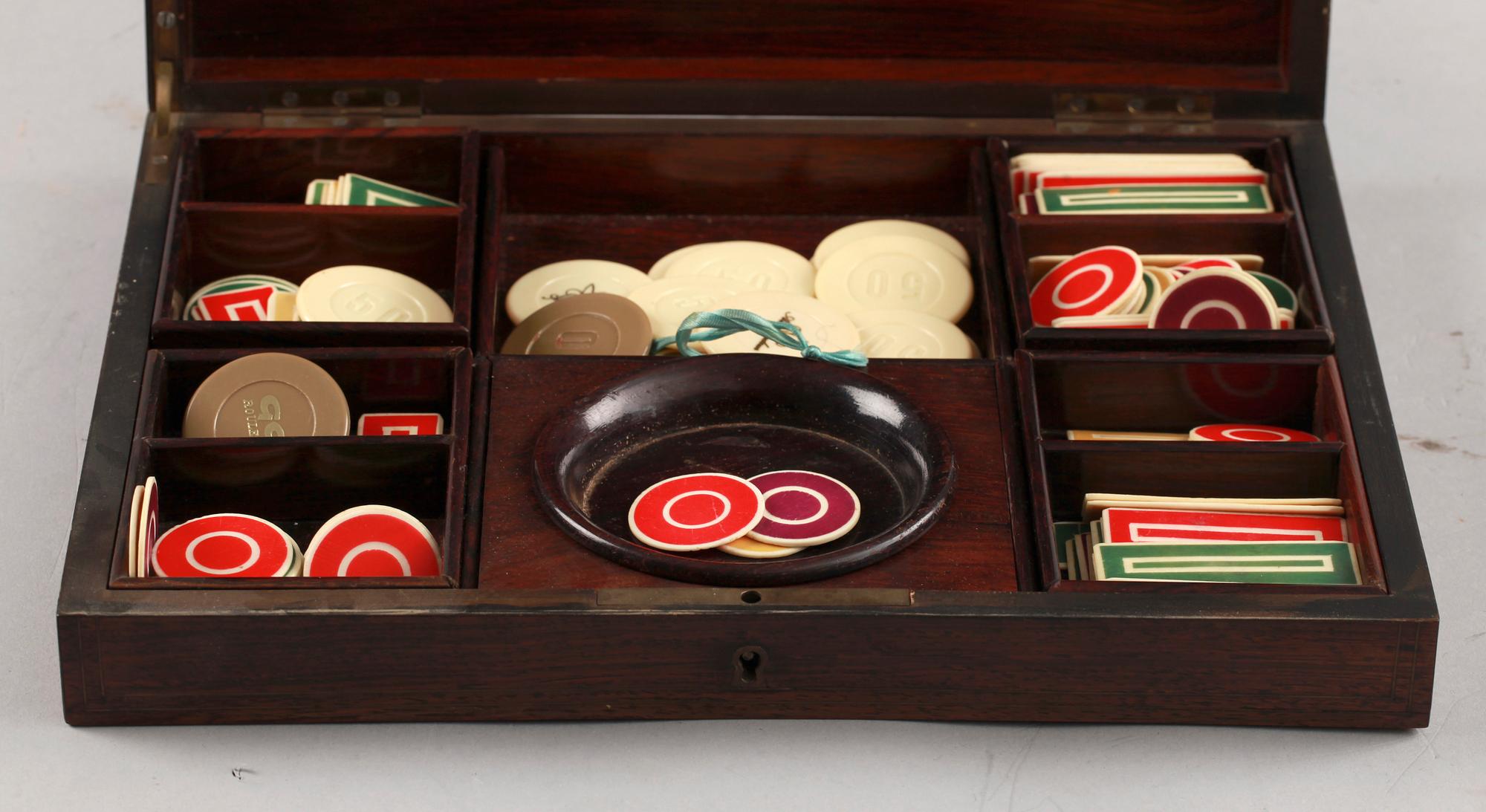 SPELMARKER I SCHATULL. 1900-talets första hälft.