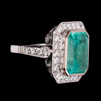 RING, 18 k vitguld, smaragd ca 11.80 ct, briljantslipade diamanter tot ca 2.38 ct. TW.