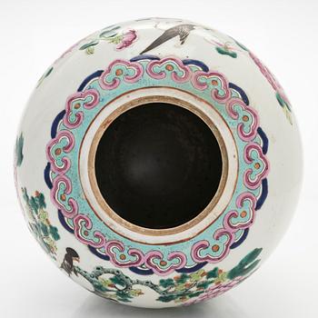 A Chinese famille rose jar with cover, late Qing/early 20th Century.