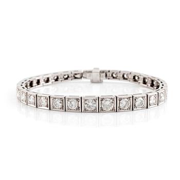 543. An 18K white gold bracelet set with round brilliant-cut diamonds.