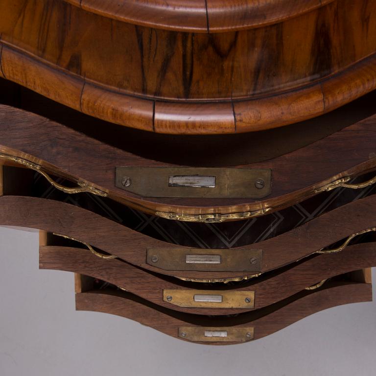 VITRINSKÅP, rokokostil, 1900-talets början.