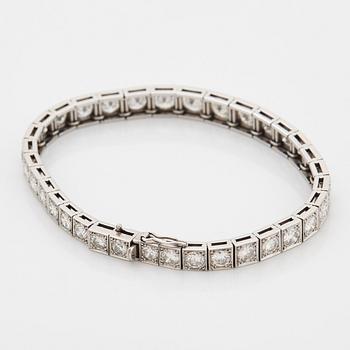 A platinum bracelet set with round brilliant-cut diamonds.