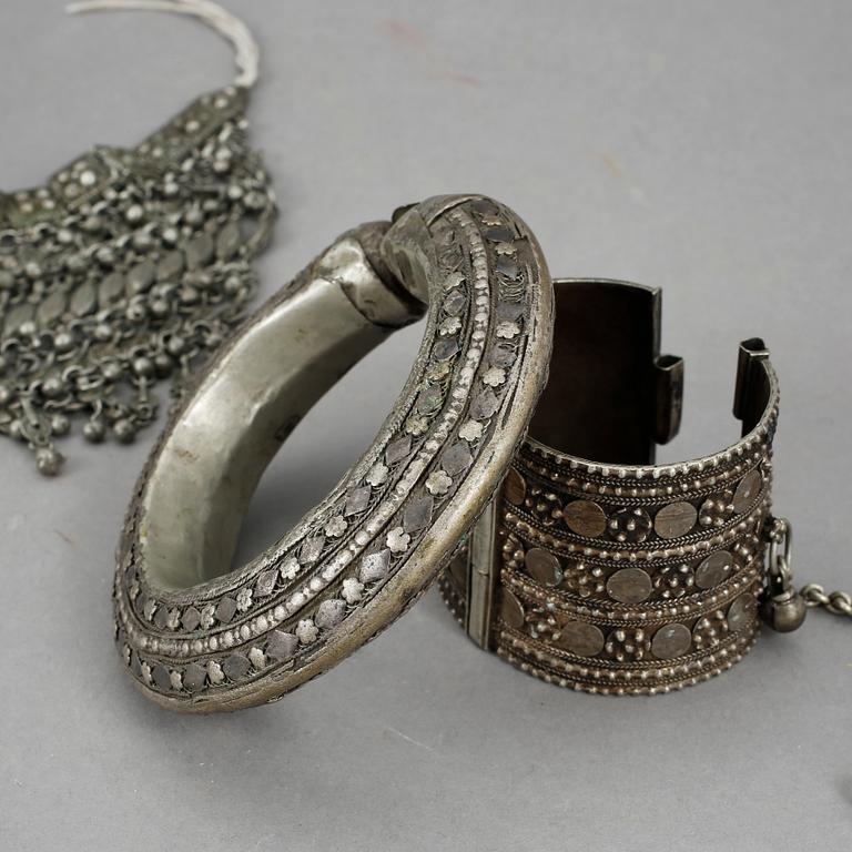 PARTI BEDUINSMYCKEN, 3 delar, vitmetall, Saudi Arabien, 1900-tal.