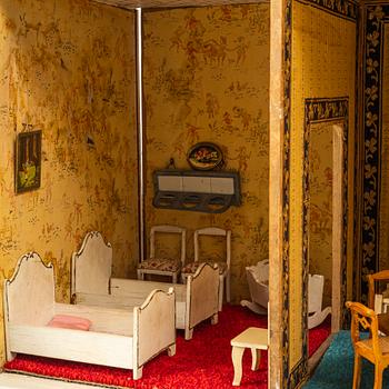 Dockskåp med dockskåpsmöbler samt tillbehör, bl a Berit Bergström, Nolbyn, Värmländskt Hantverk, 1940-/50-tal.