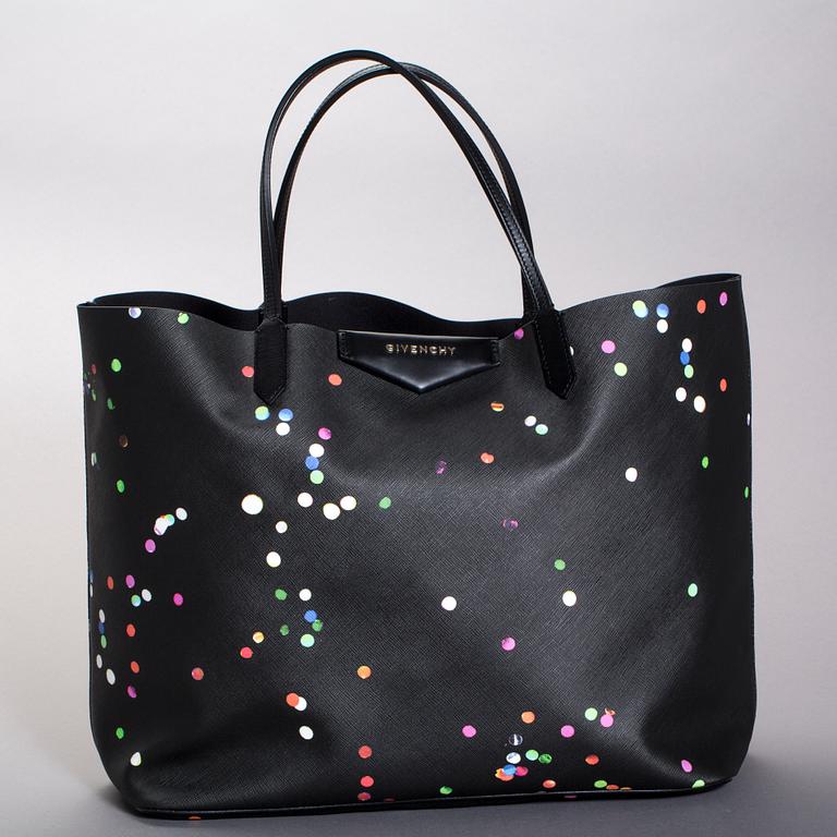 VÄSKA, "Confetti Large Antigona", Givenchy.