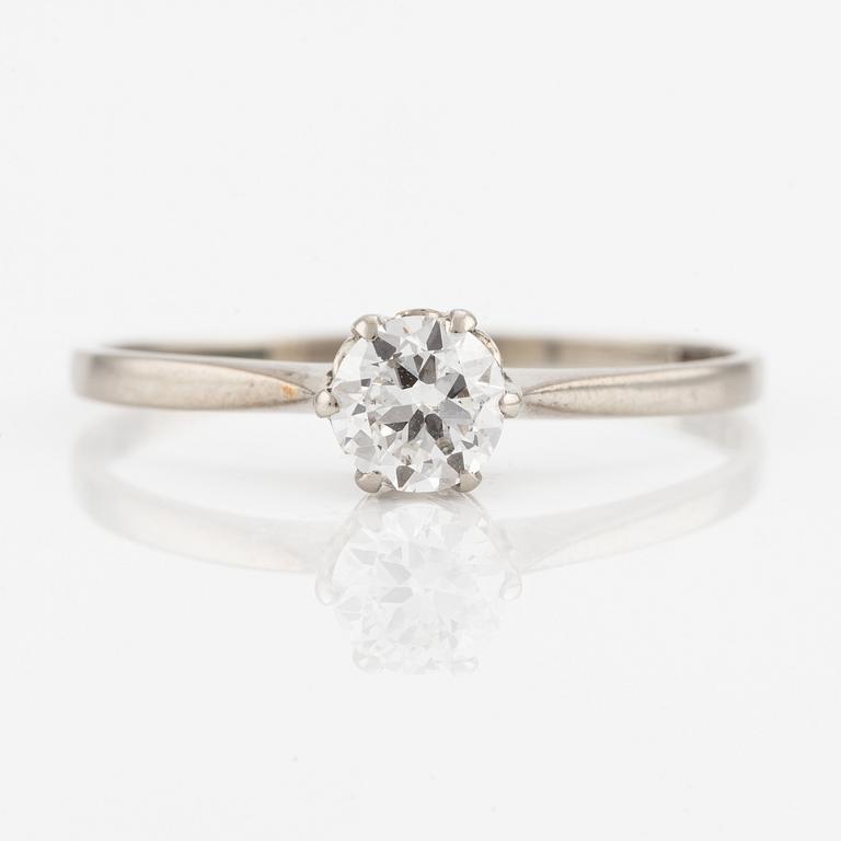 Ring 18K vitguld med en rund briljantslipad diamant.