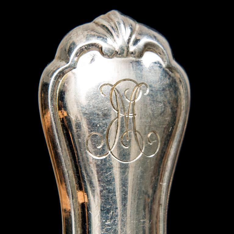 ATERINSARJA, noin 185 osaa, hopeaa "Chippendale", Kultakeskus 1930/1940- luku. Hopeapaino noin 4450 g.