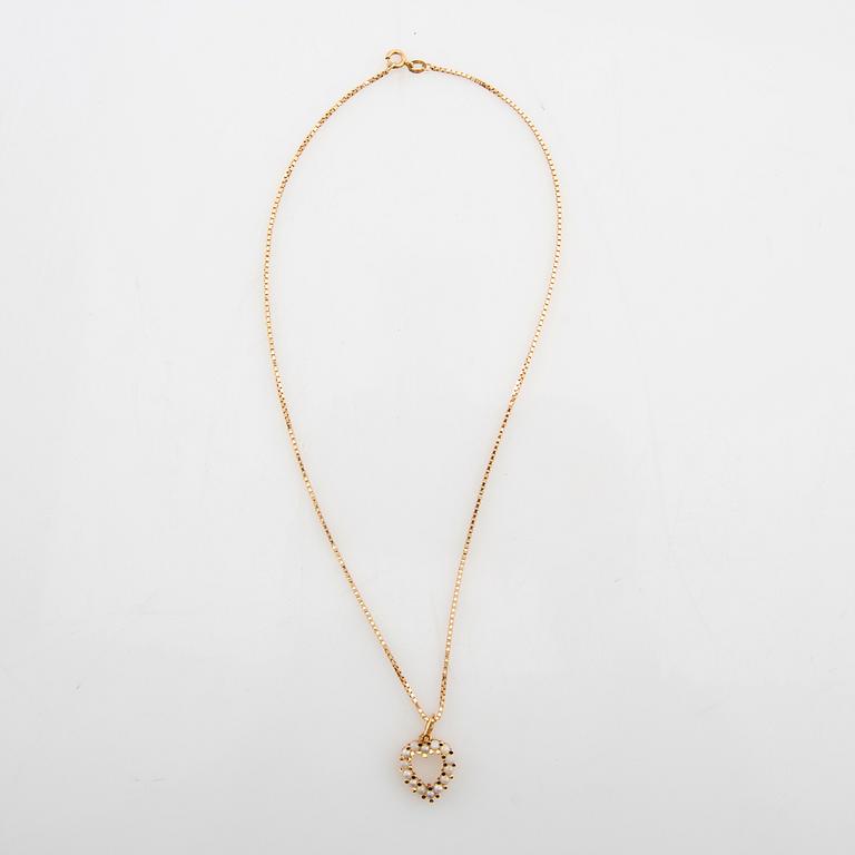 Necklace 18K gold with cultured pearls in the shape of a heart.