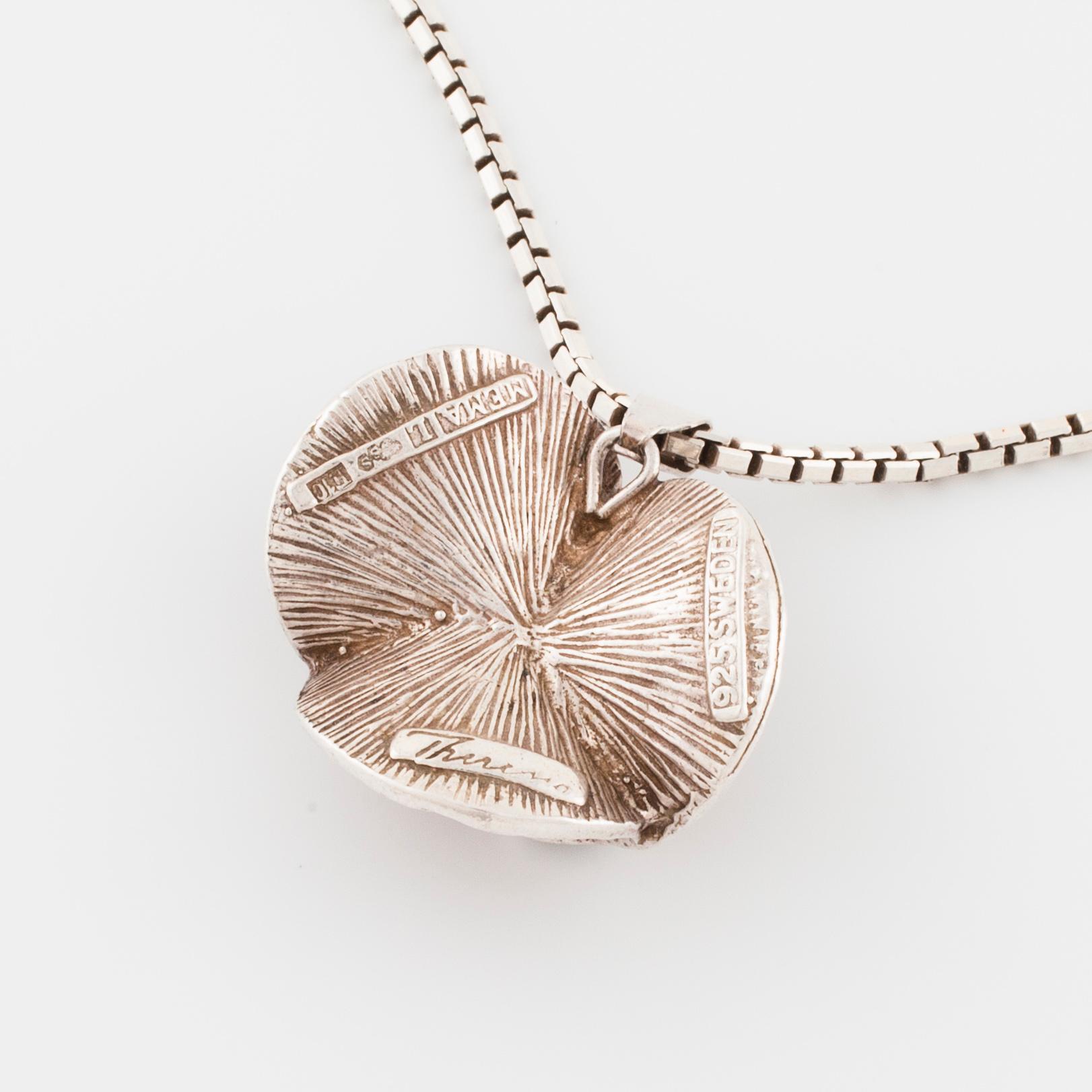 THERESIA HVORSLEV, för Mema, Lidköping, 1979, en brosch samt ett par örhängen.