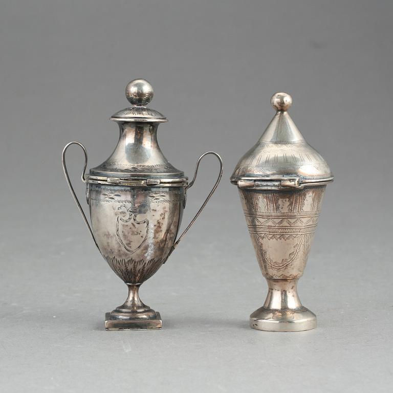 LUKTDOSOR, 2 st, silver, 1800-tal. Ca 69,5 gram.