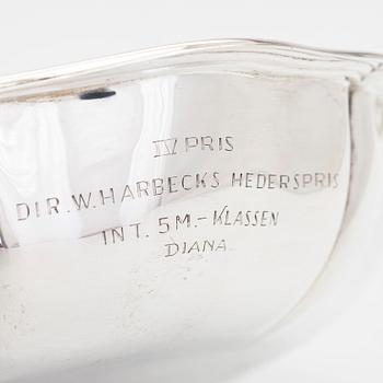 Uppläggningsfat, 4 st, och skålar, 2 st, silver, svenska, danska och finska stämplar 1918-1948, samt försilvrad coaster.