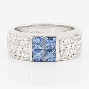 Ring in 18K white gold set with round brilliant-cut diamonds and faceted sapphires.