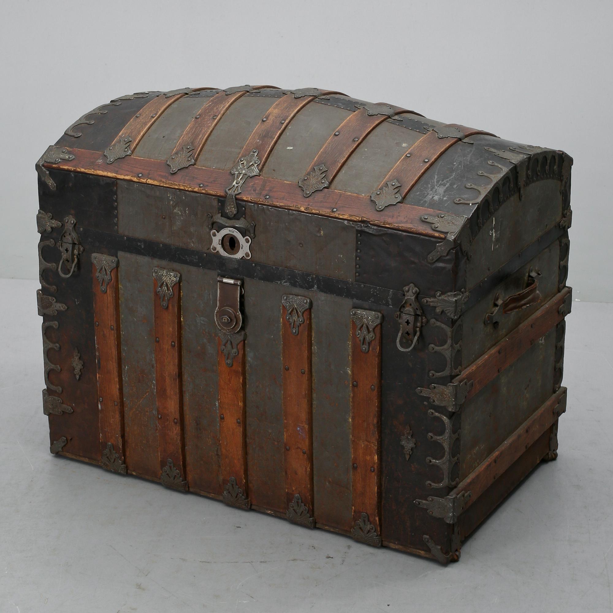 KOFFERT, 1900-talets första hälft.