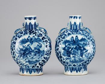 PILGRIMSFLASKOR, ett par, porslin. Sen Qing, ca 1900.