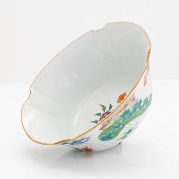 A porcelain bowl and four teacups, China, late Qing dynasty (1644-1912).