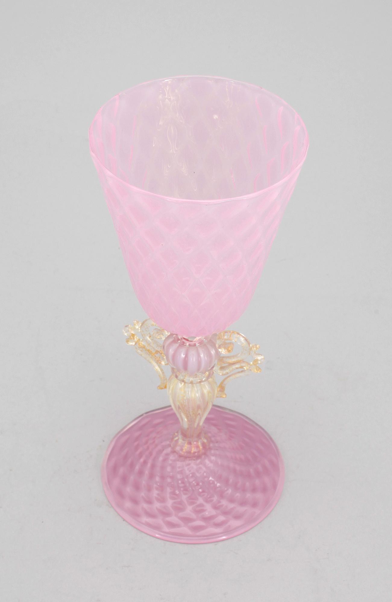 POKAL, opalinglas, venetiansk stil, omkring 1900.