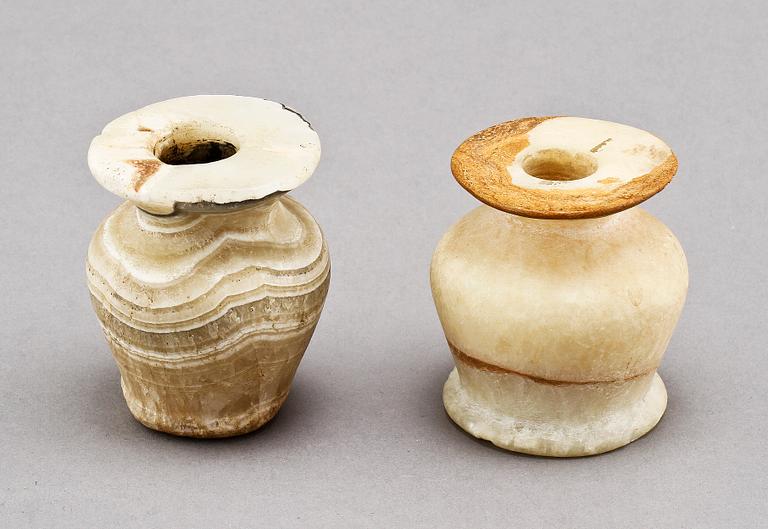 MINIATYRURNOR, 2 st, alabaster, möjligen forntiden Egypten.