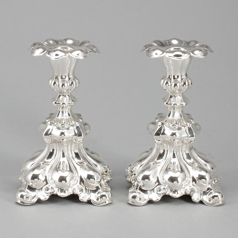 LJUSSTAKAR, ett par, silver, barockstil, CG Hallberg, Stockholm, 1954.