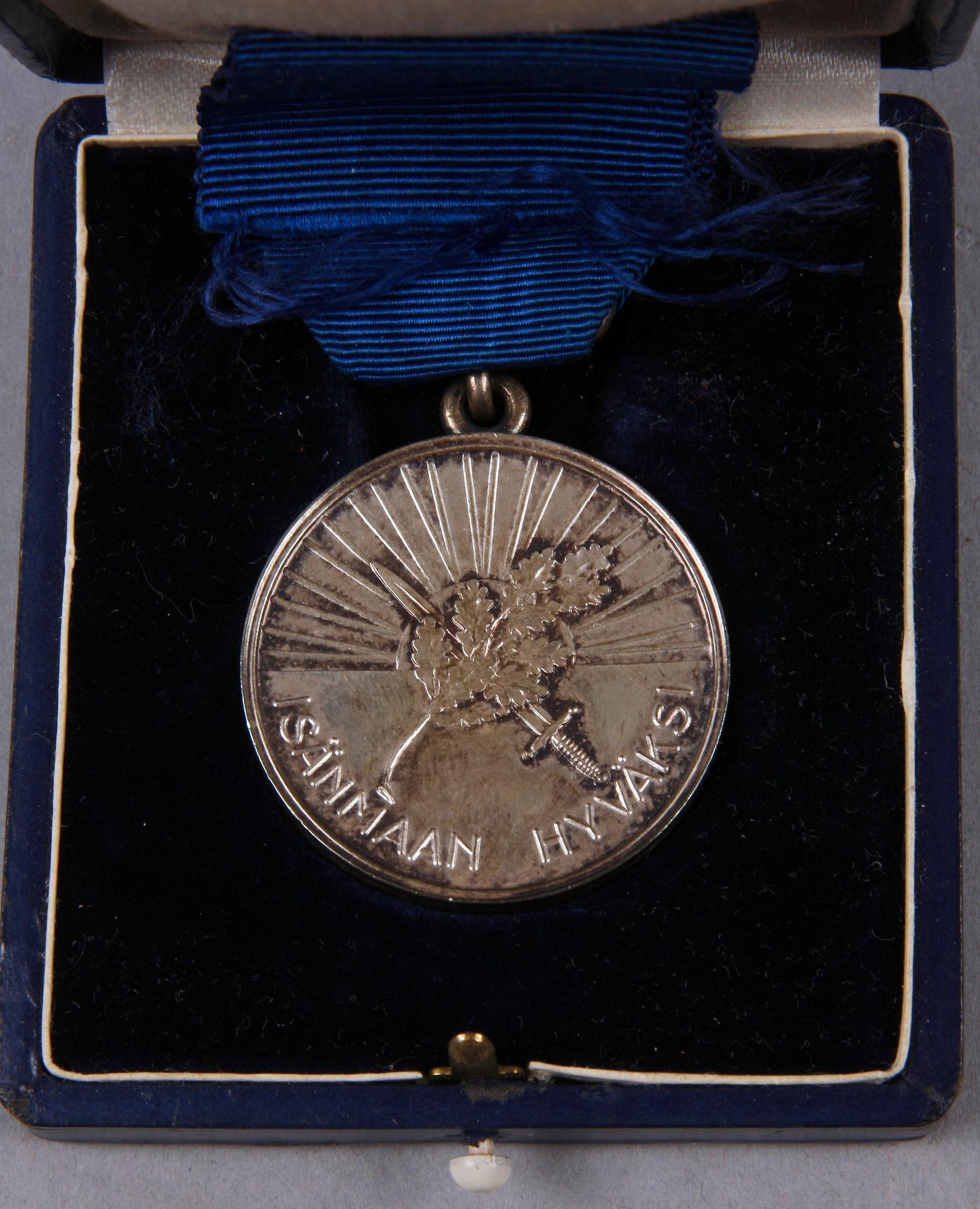 MEDALJ, Finlands Vita Ros, av första klassen med guldkors. Utdelad 1935.