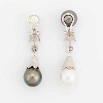 A pair of 18K white gold earrings set with round brilliant-cut diamonds and cultured South Sea och Tahiti pearls.