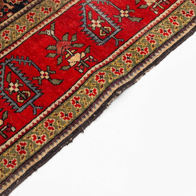 An antique/semi-antique Karabagh kelleh, c. 476 x 297 cm.